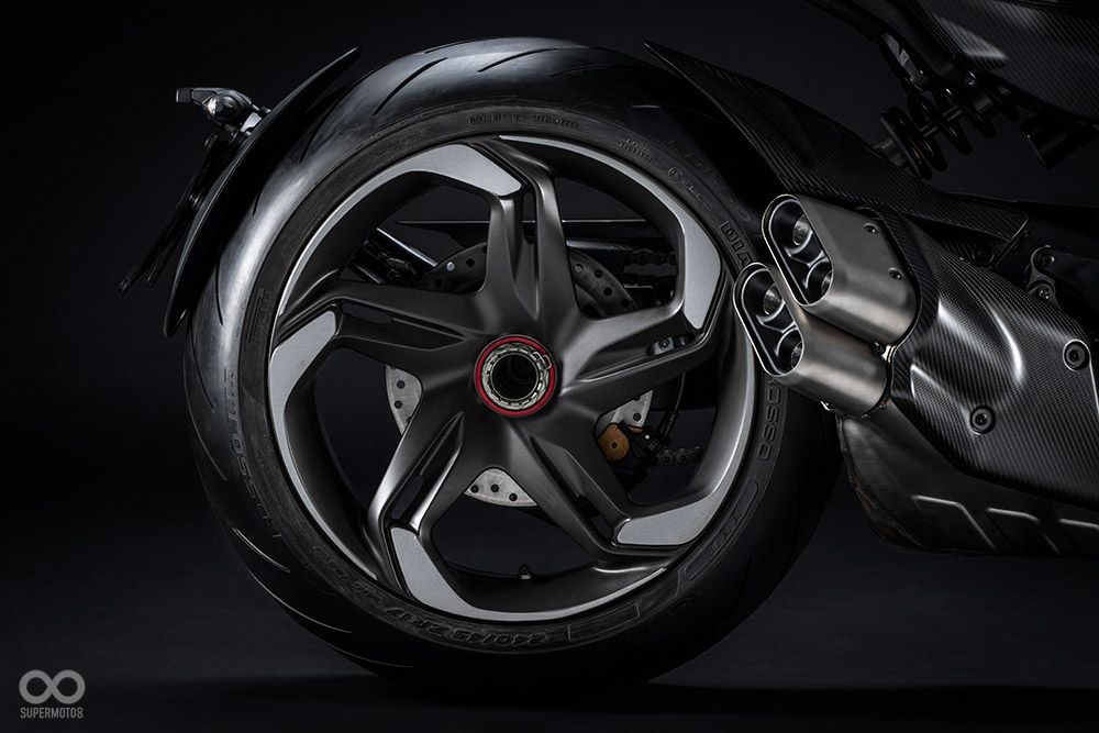MY24_DUCATI_DIAVEL_FOR_BENTLEY_DETAILS%20%20_43__UC589400_Low
