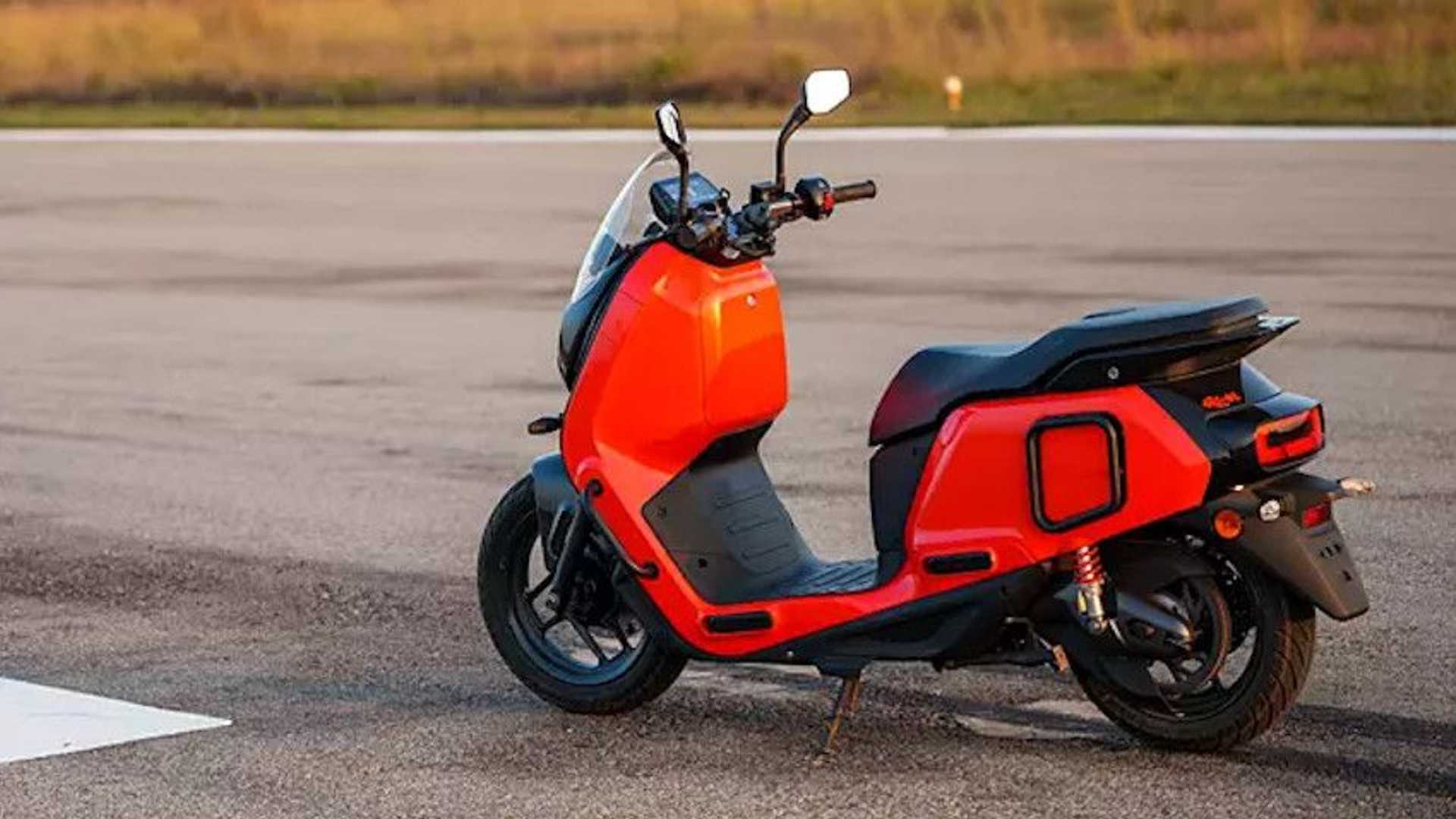 indian-ev-firm-river-presents-the-new-indie-electric-scooter%20(2)